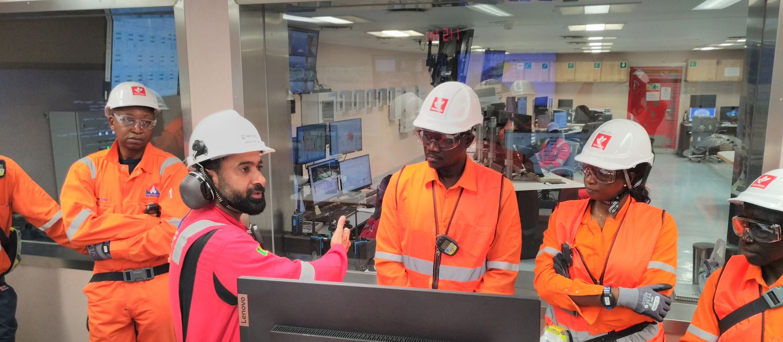 Salle de contrôle du FPSO de Sangomar : des agents du COS-PETROGAZ suivent les explications d’un opérateur