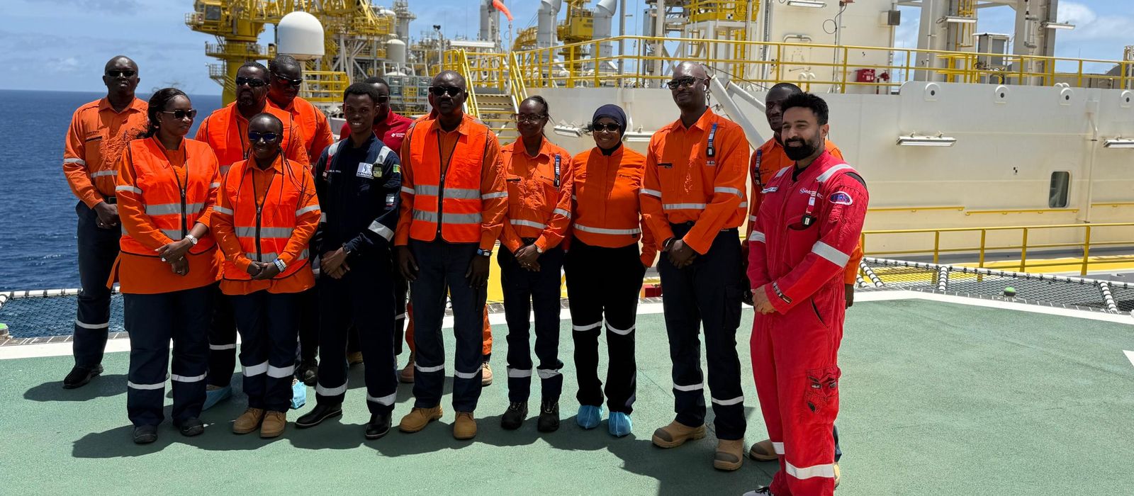 Membres du COS-PETROGAZ et un opérateur sur l’hélipont du FPSO de Sangomar