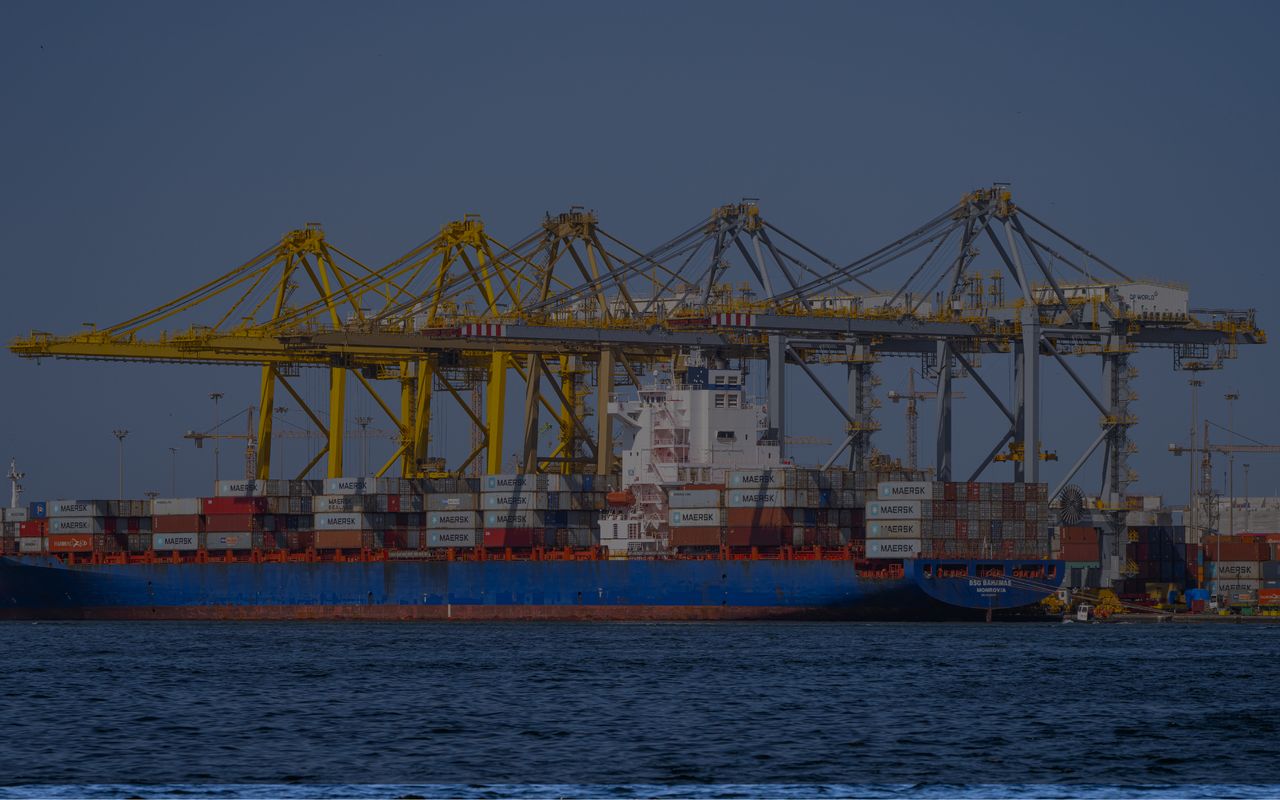 Portiques et navire de charge dans un port industriel : les flux financiers du secteur