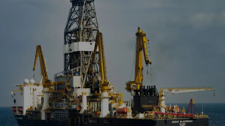 Navire de forage en mer : les contrats de partage de production encadrent le partage de la rente pétrolière et gazière