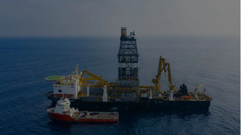 Navire de forage en mer : exploitation des ressources extractives et enjeux environnementaux