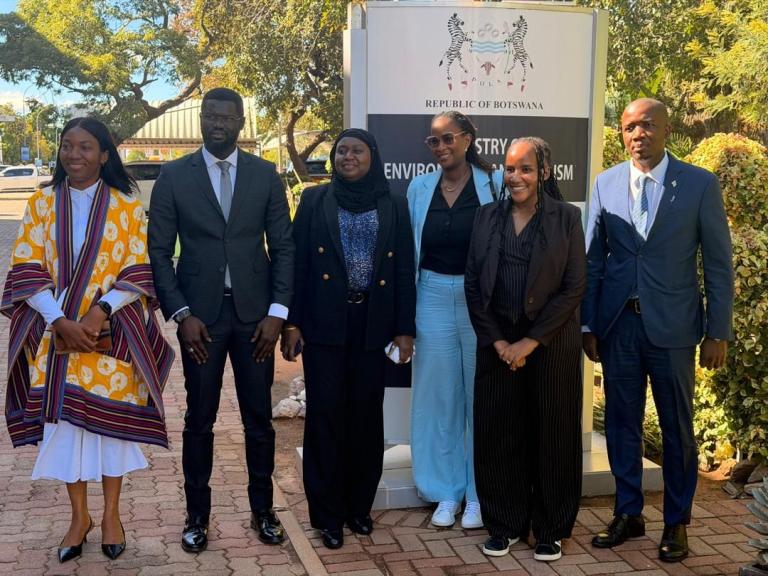 La délégation sénégalaise devant l'entrée d'un ministère botswanais