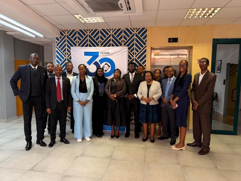 Photo de groupe à l'issue d'une rencontre institutionnelle au Botswana