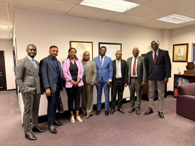 La délégation sénégalaise et ses hôtes dans les locaux d'une institution