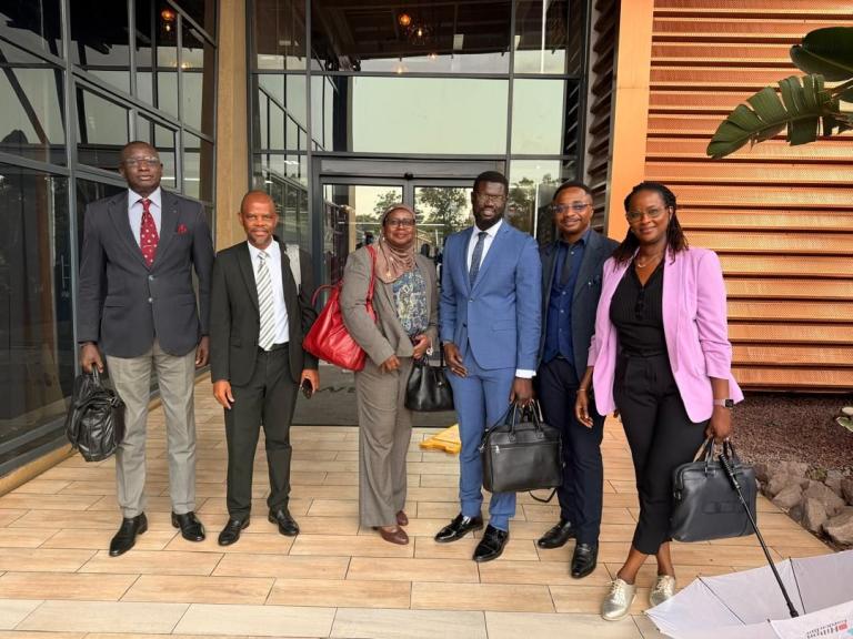 Membres de la délégation à l'entrée d'une institution botswanaise