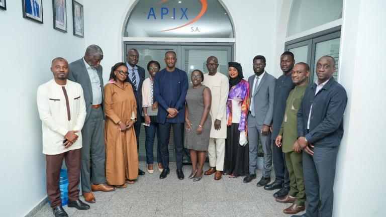 Le Secrétariat permanent du COS-PETROGAZ et la direction d'APIX-S.A. – photo de rencontre institutionnelle