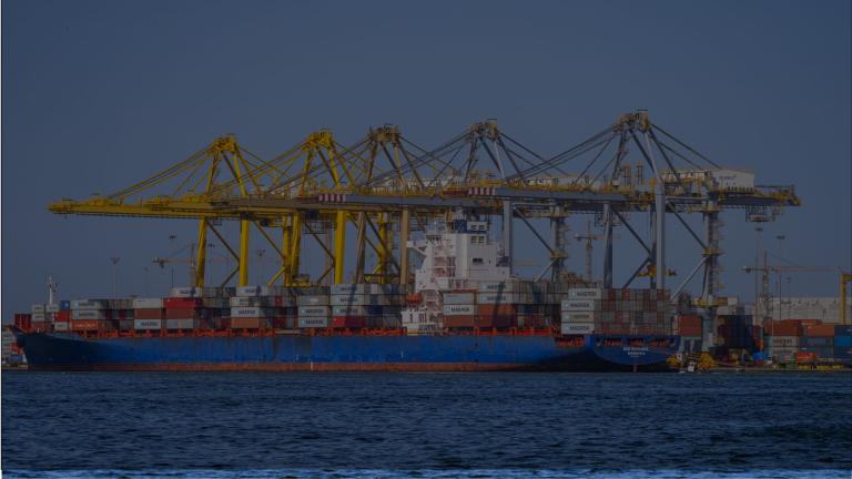 Portiques et navire de charge dans un port industriel : investissement et chaînes de valeur locales