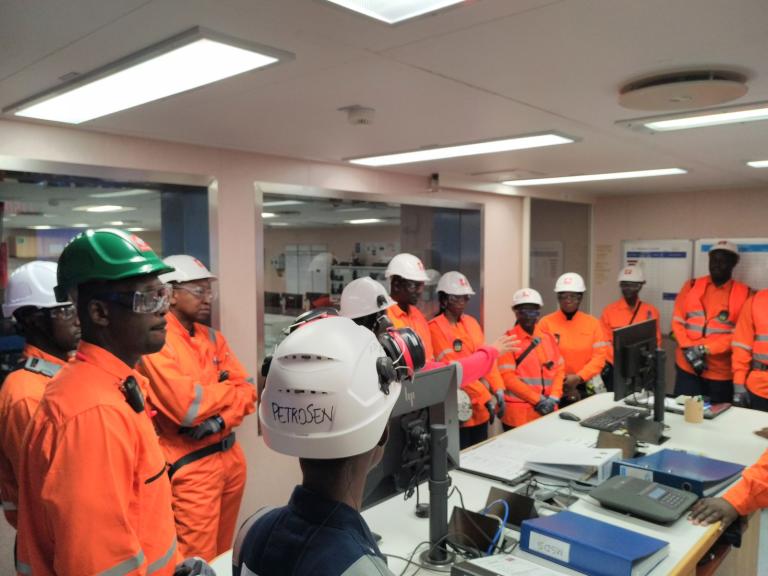 Opérateurs en salle de contrôle d'un FPSO – photo d'archive, juillet 2025