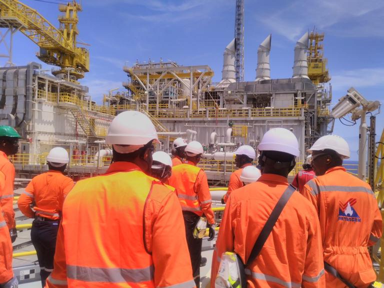 Équipe sur le pont d'un FPSO – photo d'archive, juillet 2025