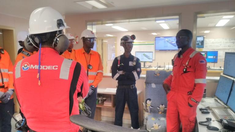 Équipes d'exploitation d'une unité flottante de production (FPSO) en salle de contrôle – photo d'archive, juillet 2025