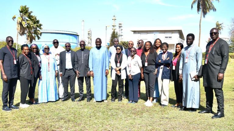 Délégation du SP/COS-PETROGAZ et équipes de la Société Africaine de Raffinage (SAR) lors de la visite de travail d'avril 2025