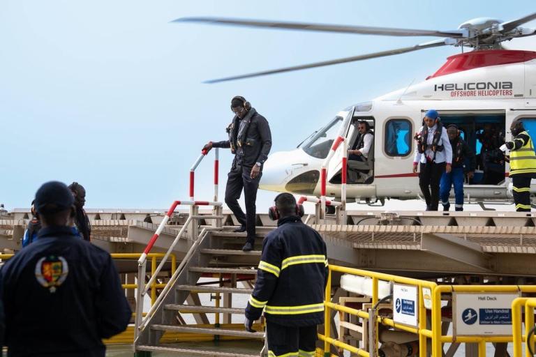 Arrivée par hélicoptère sur l’héliport de la plateforme gazière GTA lors de la visite du 22 mai 2025