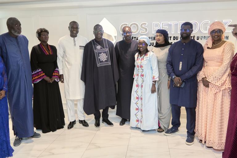 Photo de famille à l'issue de la visite du ministre de l'Énergie et du Pétrole
