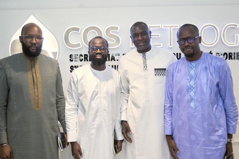 Membres du Secrétariat permanent devant le logo du COS-PETROGAZ
